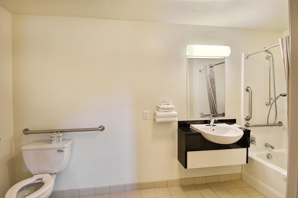 Travelodge By Wyndham Brattleboro Vt Phòng bức ảnh